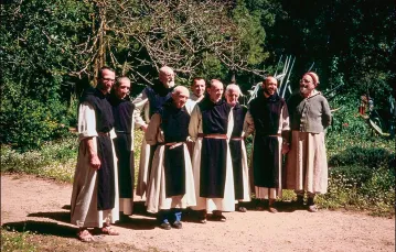 Grupa trapistów z klasztoru w Tibhirine w maju 1989 r. Siedmiu z nich zostanie zamordowanych w 1996 r. / GAMMA-RAPHO / GETTY IMAGES