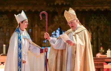 Wprowadzenie na urząd biskupki Libby Lane przez biskupa Petera Forstera. Katedra w Chester, marzec 2015 r. / LYNNE CAMERON / PA / EAST NEWS