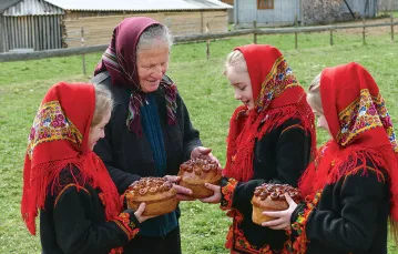 Tradycyjna paska, Wielki Piątek we wsi Kosmach w obwodzie iwano-frankiwskim (Zachodnia Ukraina), 17 kwietnia 2021 r. / YURII RYLCHUK / FUTURE PUBLISHING / GETTY IMAGES
