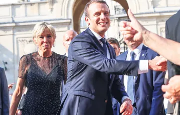 Prezydent Macron z żoną Brigitte przed Pałacem Elizejskim, Paryż, 21 czerwca 2017 r. / Geoffroy Van Der Hasselt / REUTERS / FORUM