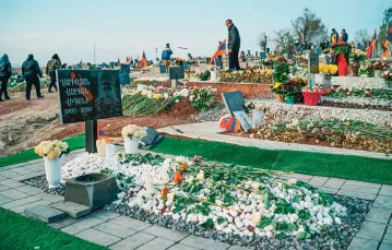 Po przegranej wojnie cmentarz wojskowy w Erywaniu, stolicy Armenii, zapełnił się nowymi grobami. 26 listopada 2020 r. / / PAWEŁ PIENIĄŻEK