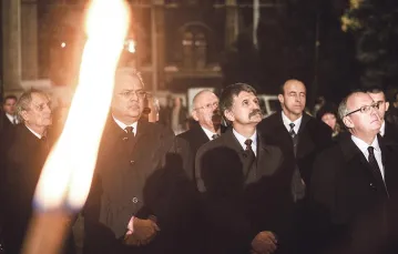 András Baka (w pierwszym rzędzie, trzeci od lewej). Plac Kossutha w Budapeszcie, rocznica wybuchu Rewolucji 1956 roku, 23 października 2010 r. / VÖRÖS SZILÁRD / PUZZLEPIX / EAST NEWS