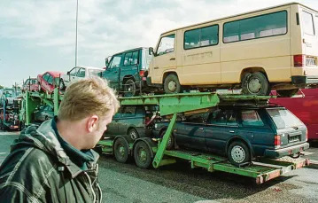 Ostatnia odprawa celna niemieckich samochodów z tzw. szrotu. Kołbaskowo, 23 marca 2001 r. / DARIUSZ GORAJSKI / AG
