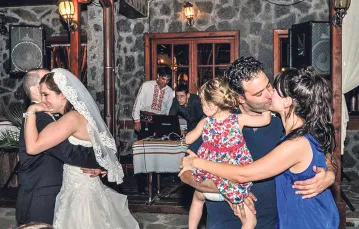 Autorka z mężem Urim i córką Tullią na weselu przyjaciół Bojany i Dorona, Plovdiv, Bułgaria, 2012 r. / ARCH. JULII WOLLNER