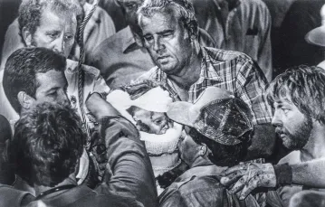 Akcja ratownicza 18-miesięcznej Jessiki McClure, która przez 58 godzin była uwięziona w rurze od studni na głębokości 7 m. Midland, Teksas, październik 1987 r. Zdjęcie uhonorowane Nagrodą Pulitzera w 1988 r. / SCOTT SHAW / GETTY IMAGES