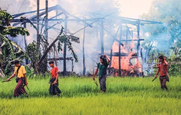 Według rządu, ci mężczyźni są Rohindżami, którzy podpalają domy muzułmanów, aby obciążyć tym wojsko. Gawdu Tharya, 7 września 2017 r. / AFP / EAST NEWS
