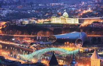 Widok na pałac prezydencki w Tbilisi, na pierwszym planie Most Pokoju, 2015 r. / CHRISTIAN KOBER / AFP/ EAST NEWS