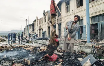 Sprzedawcy wyciągają spod gruzów resztki zniszczonego towaru ze swoich sklepów zburzonych przez czołgi i ostrzał rakietowy. Dżalalabad, 28 kwietnia 1992 r. / UDO WEITZ / EAST NEWS