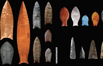 Różne rodzaje kamiennych narzędzi wykonanych technologią kanelowania, znalezione na stanowiskach archeologicznych Ameryki Północnej i Południowej. / R. CRASSARD ET AL. / PLOS ONE