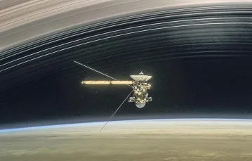 Graficzne przedstawienie sondy Cassini przechodzącej pomiędzy Saturnem a jego najbardziej wewnętrznym pierścieniem w ostatnim dniu misji, 15 września 2017 r. / NASA