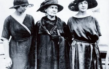 Maria Skłodowska-Curie z córkami: Ireną i Ewą (1921) / Wikipedia Commons / Domena publiczna