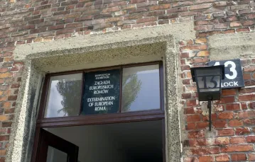 KL Auschwitz, wejście do bloku 13, tabliczka z napisem "Ekspozycja: zagłada europejskich Romów"