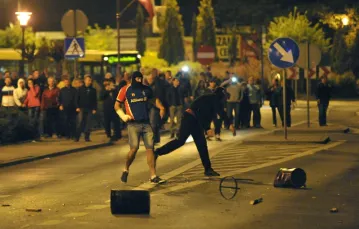 Zamieszki w Knurowie po śmierci 27-latka postrzelonego przez policjanta, 3 maja 2015 r. / fot. Łukasz Kalinowski, East News