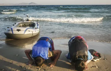 Migranci z Pakistanu na wybrzeżu wyspy Kos, lipiec 2015 r. / Fot. Santi Palacios / AP Photo