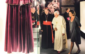 Barbara Jatta, dziś dyrektorka Muzeów Watykańskich, oprowadza Benedykta XVI po wystawie „Jan Paweł II” , Watykan, lipiec 2011 r. / AFP / OSSERVATORE ROMANO / EAST NEWS