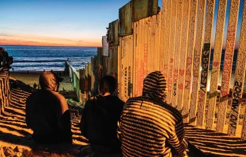Mur pomiędzy Meksykiem a USA na plaży w Tijuanie, listopad 2018 r. / GUILLERMO ARIAS / AFP / EAST NEWS