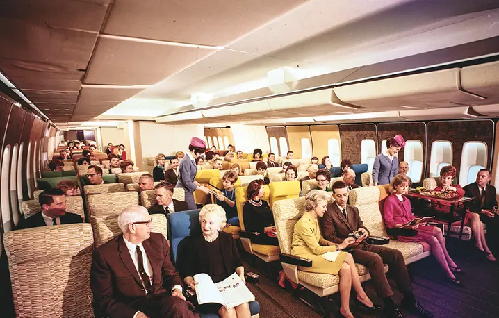 Kabina klasy turystycznej boeinga 747 prezentowana podczas 28. Air Show na paryskim lotnisku Le Bourget w 1969 r. / RANÇOIS PAGES / PARIS MATCH / GETTY IMAGES 
