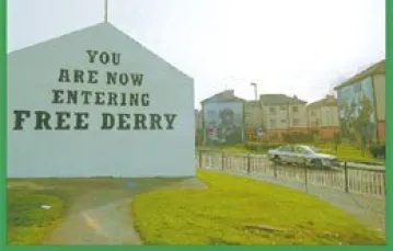 Wjazd do katolickiej dzielnicy Londonderry (napis: "właśnie wjeżdżasz do Wolnego Derry") /fot.KNA-Bild / 