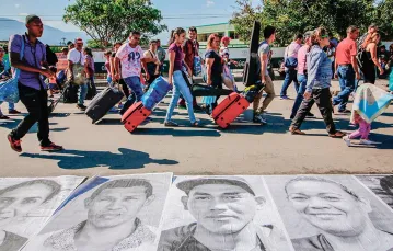 Portrety emigrantów i uchodźców z Wenezueli na moście granicznym z Kolumbią, 17 grudnia 2018 r. / SCHNEYDER MENDOZA / AFP / EAST NEWS