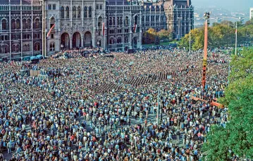 Przed parlamentem w Budapeszcie, 23 października 1989 r. W rocznicę rewolucji ’56 Węgierska Republika Ludowa staje się Republiką Węgierską. / JOZSEF BALATON / MTI / PAP
