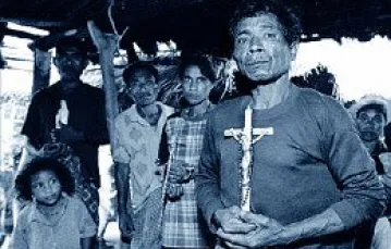 Chrześcijanie-uchodźcy z miasta Lisadila (Timor Wschodni), którzy uciekli przed terrorem armii indonezyjskiej podczas wojny o niepodległość /fot. KNA-Bild / 