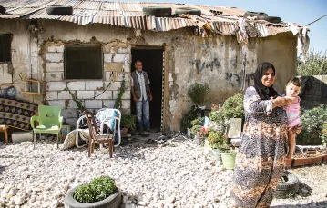 Aisha, matka Bassela, przed ich domem, który kiedyś był oborą. Dolina Bekaa w Libanie, sierpień 2020 r. / AGNIESZKA PIKULICKA-WILCZEWSKA / AGNIESZKA PIKULICKA-WILCZEWSKA