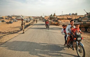 Tureckie czołgi i wspierający Turków syryjscy bojownicy w pobliżu wsi Qirata, północna Syria, 14 października 2019 r. / AAREF WATAD / AFP / EAST NEWS