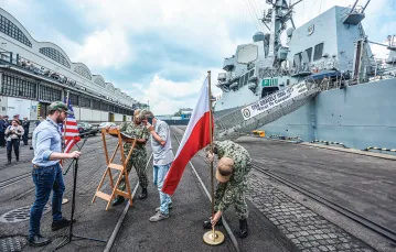 Przygotowania do spotkania ambasadora USA z załogą amerykańskiego niszczyciela USS „Gravely” cumującego w Gdynii. 7 czerwca 2022 r. / KAROLINA MISZTAL / REPORTER