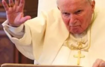 23 lutego 2005, Jan Paweł II pozdrawia uczestników audiencji generalnej. Dzień później ponownie trafił do szpitala / 