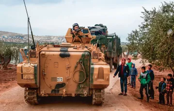 Tureckie wozy pancerne niedaleko granicy w Bab al-Salamah, 21 stycznia 2018 r. / NAZEER AL-KHATIB / AFP / EAST NEWS
