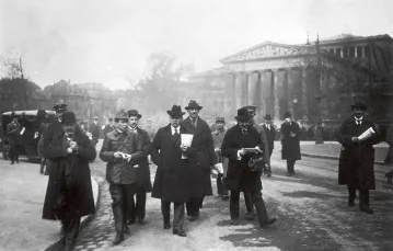 Béla Kun (w środku, z gazetą) wraz z członkami węgierskiego rządu, Budapeszt, kwiecień 1919 r. / BEW