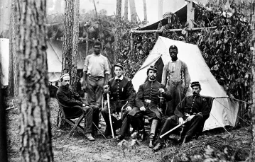 Oficerowie ze 114. Pułku z Pensylwanii (armia Północy), sierpień 1864 r. Widoczni na zdjęciu Afroamerykanie to zapewne ordynansi oficerów – choć w armii Północy służyli też czarni żołnierze / fot. Library of Congress / 