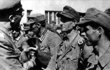 von dem Bach (z lewej) rozmawia z niemieckimi żolnierzami, uwolnionymi z polskiej niewoli po upadku Starówki. Warszawa, wrzesień 1944r. / 