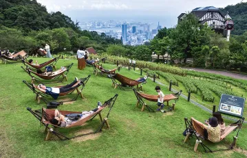 Dystans społeczny na łonie natury. W ogrodzie ziołowym na górze Rokkō nad Kobe, Japonia, 2 sierpnia 2020 r. / YOMIURI SHIMBUN / AP / EAST NEWS