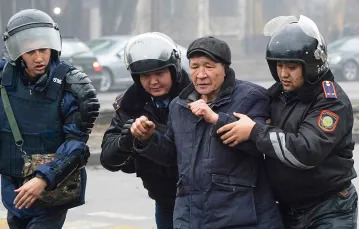 Podczas pacyfikacji protestów w Ałmaty, największym mieście Kazachstanu. 5 stycznia 2022 r. / VLADIMIR TRETYAKOV / AP / EAST NEWS