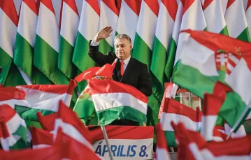 Viktor Orbán na wiecu kończącym kampanię Fideszu. Székesfehérvár, 6 kwietnia 2018 r. / DARKO VOJINOVIC / AP / EAST NEWS