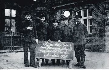 Polscy kolejarze ze stacji Złotniki w Wielkopolsce po oficjalnym, pokojowym przejęciu tej placówki z rąk niemieckich, 1 kwietnia 1920 r. / NAC