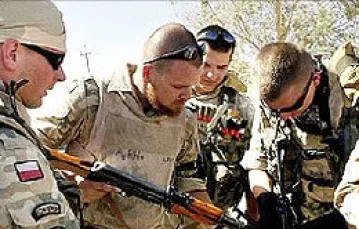 Polscy żołnierze na wspólnym patrolu z Amerykanami, Diwanija (Irak), 19 września 2006 r. / 