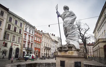Pochodzący z początku XIX wieku pomnik Neptuna we Lwowie zabezpieczono na wypadek ostrzału lub nalotów. 4 marca 2022 r. / PAVLO PALAMARCHUK / AP / EAST NEWS