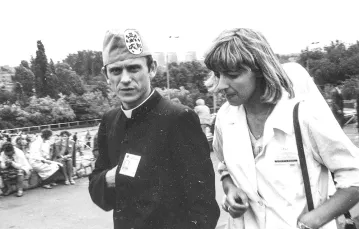 Od 1981 r. ks. Popiełuszko był także duszpasterzem służby zdrowia; tu podczas drugiej pielgrzymki Jana Pawła II do Polski. Warszawa, 06.1983 r. / IPN