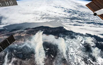 Pióropusze dymu z pożarów w Kalifornii widoczne z Międzynarodowej Stacji Kosmicznej, 3 sierpnia 2018 r. / NASA.GOV