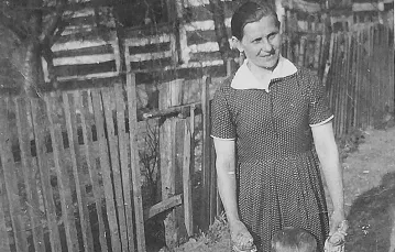 Halina Piskor z dziećmi. Suchowola, 1954 r. / ARCHIWUM PRYWATNE / REPRODUKCJA ELIZA LESZCZYŃSKA-PIENIAK