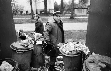 Happening Tadeusza Różewicza: „Śmietnik przy  ulicy Januszowickiej we Wrocławiu”, 1989 r. / ADAM HAWAŁEJ