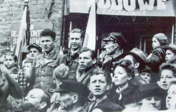 3 maja 1946 r. w wielu miejscach w Polsce odbyły się demonstracje zwolenników PSL.Na zdjęciu: wiec w Szczecinku na Pomorzu Zachodnim. / KRZYSZTOF CHOJNACKI / EAST NEWS