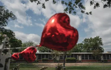 Miejsce pamięci przed szkołą podstawową Robba w Uvalde w Teksasie. 30 maja 2022 r. / WONG MAYE / AP / EAST NEWS