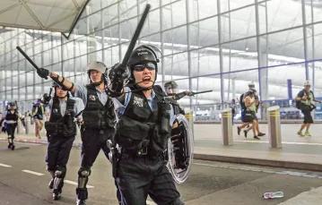 Policjanci podczas demonstracji na lotnisku w Hongkongu, 13 sierpnia 2019 r. / VINCENT YU / AP / EAST NEWS