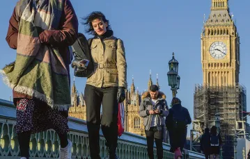 Poranek pierwszego dnia po apelu premiera Borisa Johnsona, by Brytyjczycy wrócili z pracy zdalnej do realnej. Westminster Bridge, Londyn, 20 stycznia 2022 r. / KIRSTY WIGGLESWORTH / AP / EAST NEWS