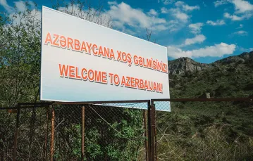 Nowa granica poszatkowała drogę z Goris do Meghri, która łączy południe Armenii z resztą kraju. Co chwila mija się napisy „Witamy w Azerbejdżanie”. Kwiecień 2021 r. / PAWEŁ PIENIĄŻEK