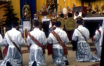 Abp Marcel Lefebvre (w środku) wyświęca czterech biskupów oraz kapłanów mimo zakazu Rzymu. Econe, 30 czerwca 1988 r. /fot. KNA-Bild / 