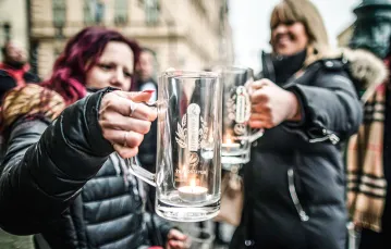 Protestując przeciw zamknięciu branży gastronomicznej, czescy restauratorzy utworzyli „ścieżkę nadziei” z kufli i kieliszków ze świeczkami w środku. „Ścieżka” prowadziła od siedziby rządu na stołeczny Rynek Starego Miasta. Praga, 3 stycznia 2021 r. / GABRIEL KUCHTA / GETTY IMAGES